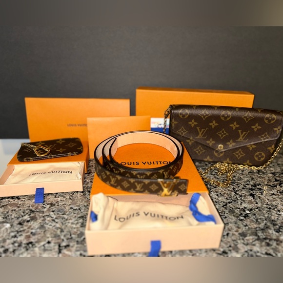 Louis Vuitton 40MM Leather Belt - Picture 3 of 3